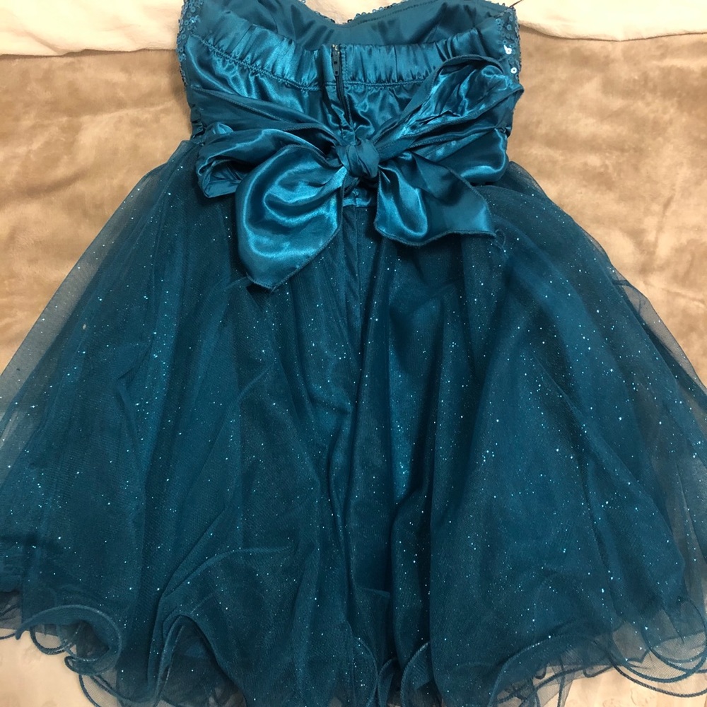 GRAD DRESS - Picture 2 of 3